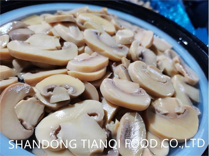 Šampinjoni v celoti in PNS v slanici v sodu